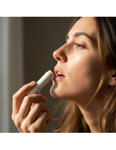 STICK LABBRA NUTRIENTE CON BURRO DI KARITÈ - LINEA ESSENZIA 3 ML